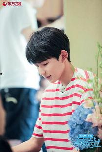 抱着偶像吃瓜,一场甜蜜的偶像盛宴