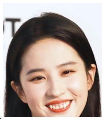 明星笑露牙龈,牙龈微露，魅力四溢瞬间
